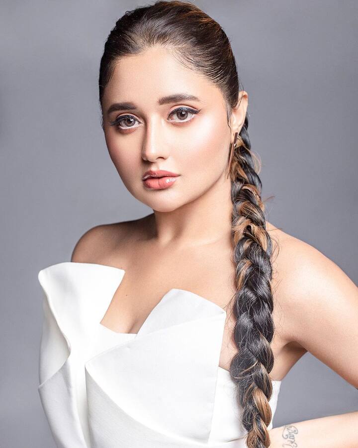 इतना ही नहीं सोशल मीडिया पर रश्मि देसाई काफी वक्त बिताती हैं, जिसकी वजह से वह आए दिन लाइमलाइट का हिस्सा बनी रहती हैं.
