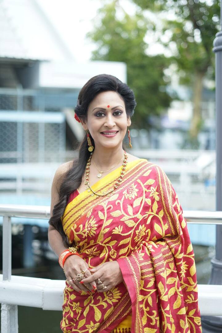। এই ছবির হাত ধরেই দীর্ঘদিন পর রুপোলি পর্দায় ফিরছেন ইন্দ্রাণী হালদার (Indrani Haldar)। ছবিতে বিক্রমের মা আর মধুমিতার শাশুড়ির ভূমিকায় অভিনয় করছেন ইন্দ্রাণী।