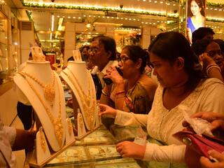 Mumbai Gold-Silver Price Today: मुंबईकरों के लिए सोना-चांदी खरीदने का सुनहरा मौका,आज गोल्ड-सिल्वर के घट गए हैं दाम