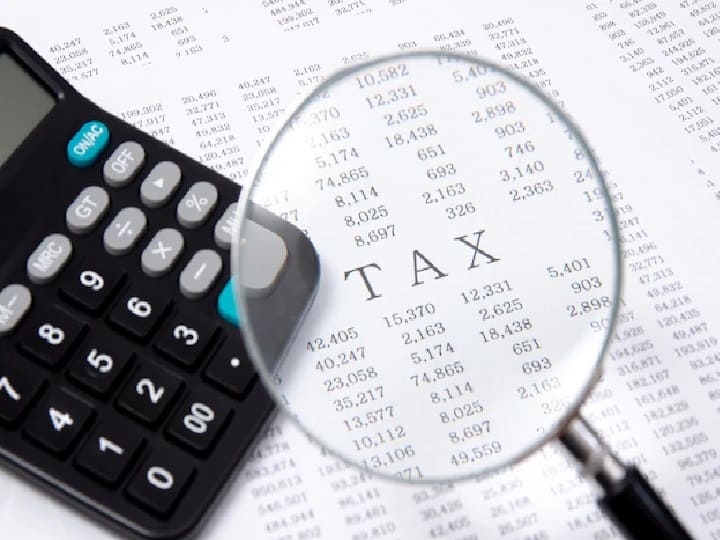 आईटीआर फाइल करते वक्त आपको कई तरह के डॉक्यूमेंट की जरूरत पड़ती है. इनमें प्रमुख है पैन कार्ड (PAN Card), आधार कार्ड फॉर्म 16 (Aadhaar Card Form-16) , बैंक अकाउंट डिटेल (Bank Details), अपने निवेश के सर्टिफिकेट, इनकम प्रूफ आदि.(PC:Freepik)