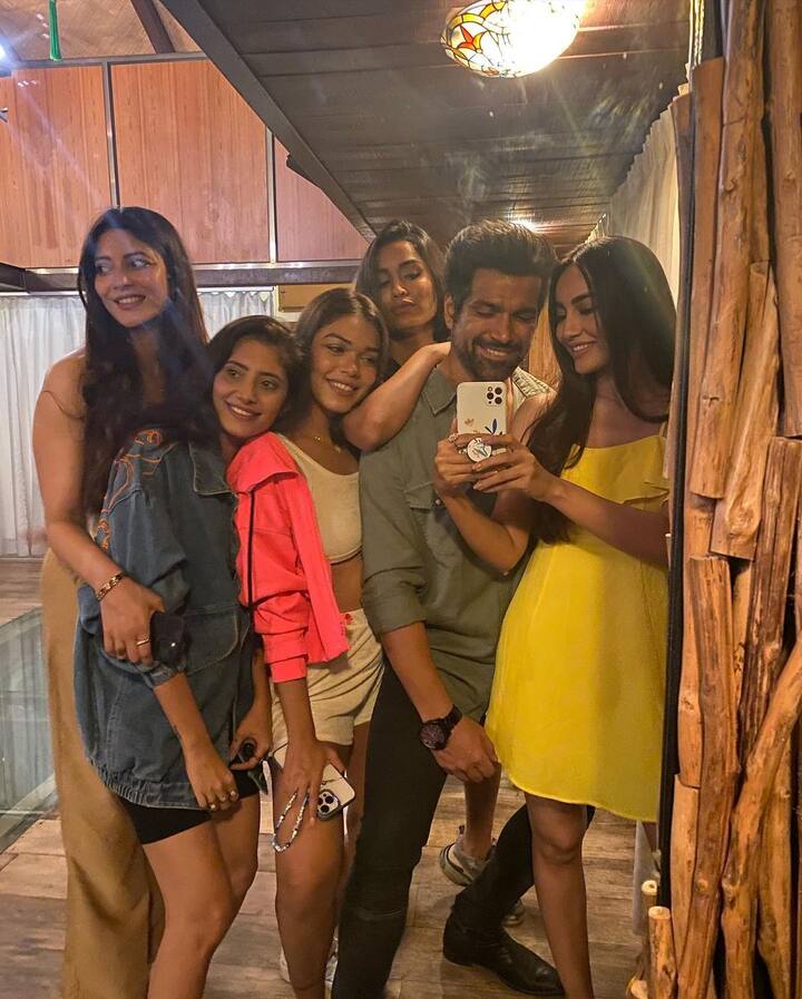 विशाल के अलावा सुरभि ने अपनी कई दोस्तों के साथ तस्वीरें शेयर की हैं. इन तस्वीरों को शेयर करते हुए सुरभि ने कैप्शन में लिखा है, “छोटी सी पार्टी में कभी कोई नहीं मरा.”