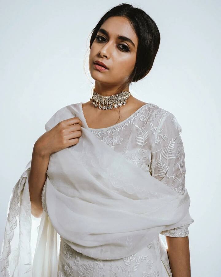 తెలుగుతో పాటు తమిళ, మలయాళ భాషల్లో నటిస్తోంది. (Photo Courtesy: Keerthi Suresh Instagram)