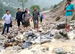 Bageshwar News: बागेश्वर में भारी बारिश ने मचाई तबाही, बंद सड़कों को खोलने के लिए बुलाई गई जेसीबी