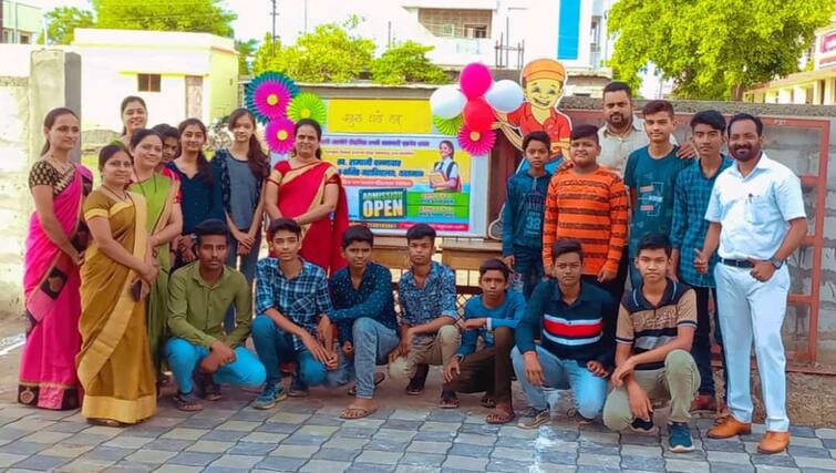 Started offline schools The crowd walked on the chalk on the board Vidarbha Schools : सुरु झाल्या ऑफलाईन शाळा; फळ्यावर चालला खडू अन् बाकांवर गर्दी