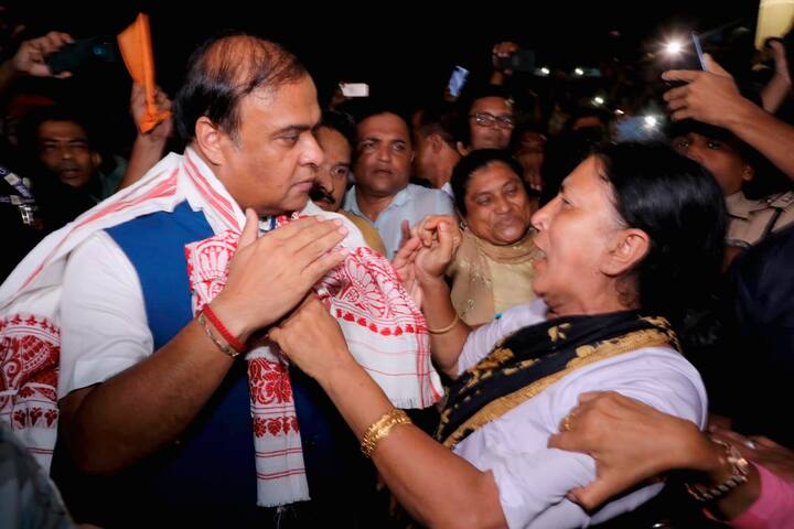 এখন গোটা অসমে তিন লক্ষেরও বেশি ত্রাণ শিবির খোলা রাখা হয়েছে। একাধিক ত্রাণ শিবিরে পরিদর্শন করেছেন অসমের মুখ্যমন্ত্রী হিমন্ত বিশ্বশর্মা। ছবি: পিটিআই