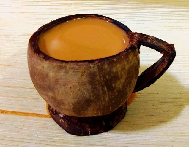 रायपुर के समाजसेवी सुरेंद्र बैरागी नारियल के खोल से चाय का कप बना रहे हैं. सुरेंद्र बैरागी की इस पहल की रायपुर शहर में जमकर चर्चा हो रही है. सुरेंद्र ने कुछ दिन पहले ही नारियल खोल से कफ, चम्मच, चाय रखने का जग बना रहे है. उन्होंने बताया की प्लास्टिक के खिलाफ पिछले 8 साल से लड़ाई लड़ रहे है. प्लास्टिक मुक्त भारत के लिए हम अपना योगदान दे रहे है.