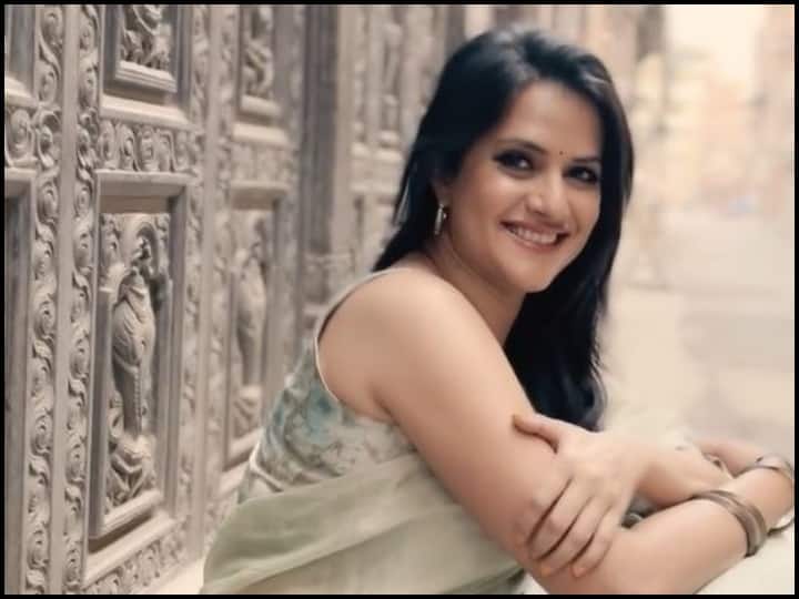Sona Mohapatra Calls It A ‘shame That Some Bollywood Actors Can Barely Speak Hindi Sona