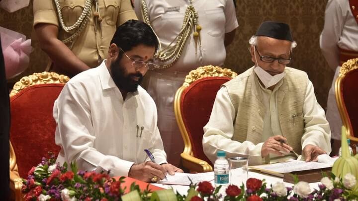 देवेंद्र फडणवीस यांनी यावेळी उपमुख्यमंत्री पदाची शपथ घेतली. राज्यपाल भगतसिंह कोश्यारी यांनी मुख्यमंत्री व उपमुख्यमंत्री पदाची शपथ दिली.