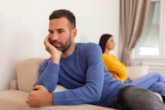 Relationship Tips: पार्टनर की इन हरकतों पर दे ध्यान, वरना धोखा खा सकते हैं आप