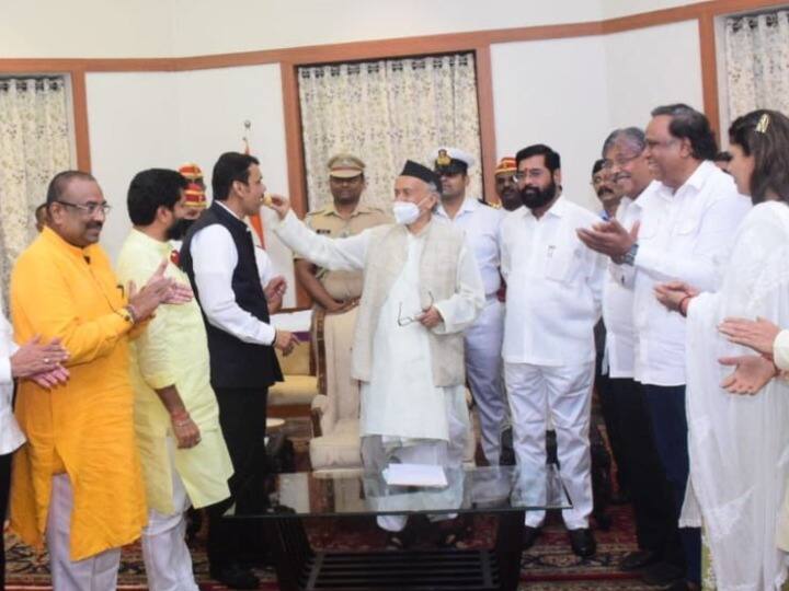 Maharashtra Politics: BJP-शिवसेना ने सरकार बनाने का दावा किया पेश, एकनाथ शिंदे होंगे महाराष्ट्र के मुख्यमंत्री Maharashtra New Government Formation Devendra Fadnavis and Eknath Shinde meet Governor Bhagat Singh Koshyari and stake claim to form government Maharashtra Politics: BJP-शिवसेना ने सरकार बनाने का दावा किया पेश, एकनाथ शिंदे होंगे महाराष्ट्र के मुख्यमंत्री