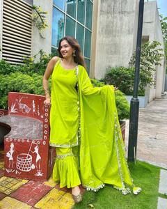 माथे पर बिंदी लगा और शरारा सूट पहन Anushka Sen ने लूट ली महफिल, सादगी देख फैंस का लट्टू हुआ दिल