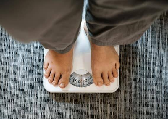 દરરોજ ખાલી પેટે પલાળેલા અખરોટનું સેવન કરવાથી શરીરનું વજન ઘટાડી શકાય છે. (ફોટો- ફ્રીપિક)