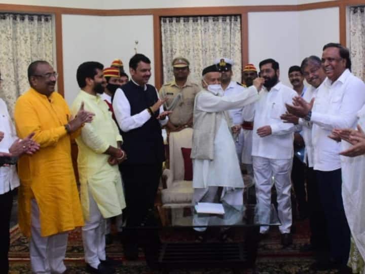 इससे पहले कयास लगाए जा रहे थे कि देवेंद्र फडणवीस महाराष्ट्र के सीएम होंगे. फडणवीस ने कहा कि 2019 में बीजेपी और शिवसेना ने साथ चुनाव लड़ा था. हमें उस वक्त पूर्ण बहुमत मिला था. प्रधानमंत्री नरेंद्र मोदी के नेतृत्व में हमको बड़ी जीत मिली थी.