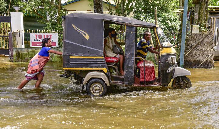 সেন্ট্রাল ওয়াটার কমিশনের তরফে অসমের বন্যা পরিস্থিতিকে Severe বা ভয়াবহ বলা হয়েছে। জোরহাট, তেজপুর ও ধুবড়ি এলাকা নিয়েও উদ্বেগ তৈরি করা হয়েছে। এছাড়াও আরও একাধিক নদীও বিপদসীমার উপর গিয়ে বইছে। ছবি: পিটিআই