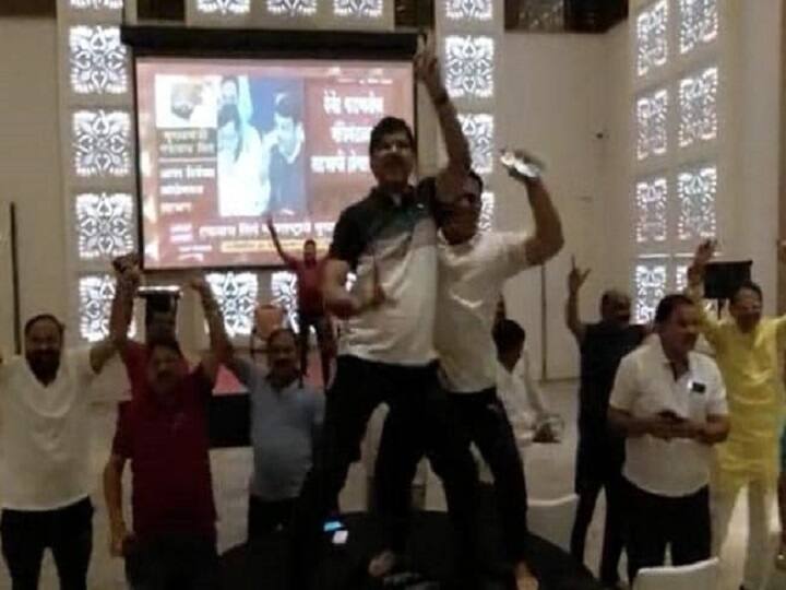 Sena Rebels Dance In Goa As Eknath Shinde Is Named Chief Minister T புதிய முதலமைச்சர் ஏக்நாத் ஷிண்டே... விடுதியில் குத்தாட்டம் போட்டு மகிழ்ந்த அதிருப்தி எம்எல்ஏக்கள்...