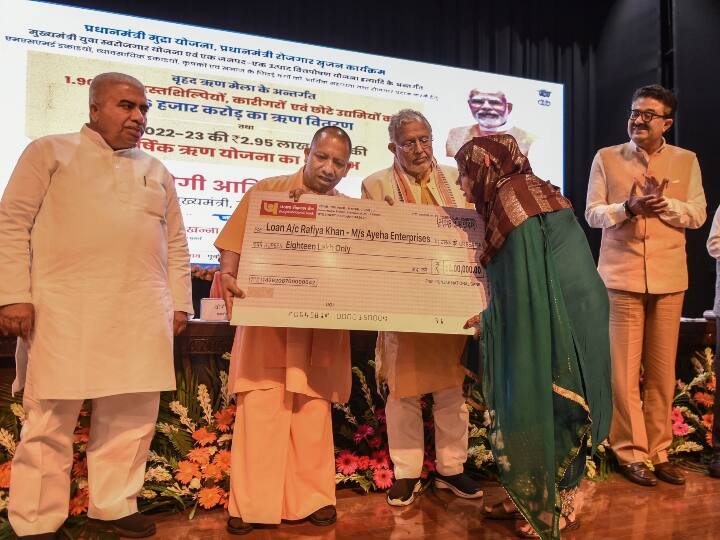 Yogi Government CM Yogi initiative to help small entrepreneurs Distributed 16 thousand crore loan ann Yogi Government: सीएम योगी की पहल, छोटे उद्यमियों की बड़ी मदद! बांटा 16 हजार करोड़ का लोन