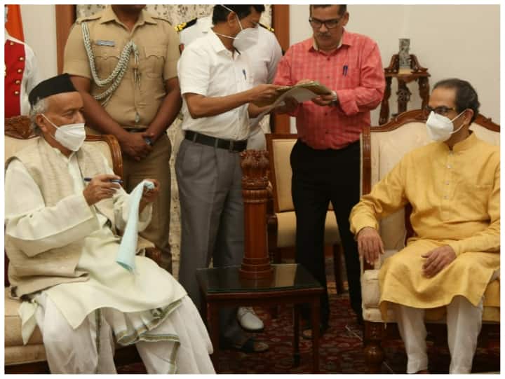 इसके बाद बुधवार रात मुख्यमंत्री उद्धव ठाकरे (Uddhav Thackeray) ने राजभवन (Raj Bhavan) जाकर राज्यपाल भगत सिंह कोश्यारी (Bhagat Singh Koshyari) को अपना इस्तीफा सौंप दिया है.