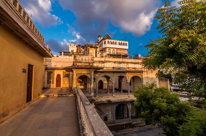 मोतीमह को उदयपुर पहला महल माना जाता है जो अब खंडहर में तब्दील हो चुका है. इस महल की सुरक्षा मोतीमगरी ट्रस्ट कर रहा है. वहीं कुछ अन्य इतिहासकारों का ये भी मानना है कि, उदयपुर की स्थापना आखातीज के दिन हुई है, लेकिन ये तिथि पंद्रह अप्रैल 1553 है इसको लेकर कोई शिलालेख या प्रमाण मौजूद नहीं हैं.