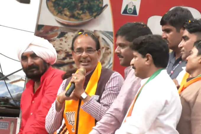 शिवराज सिंह चौहान ने कहा कि गुंडों-माफियाओं से मुक्त कराई गई जमीन गरीबों में बांटी जाएगी. उन्होंने कहा कि अब कोई भी गरीब राज्य में जमीन के बिना नहीं रहेगा.