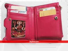 Vastu Tips For Wallet: पर्स में न रखें भगवान की तस्वीर, नहीं तो होगी धन की कमी 