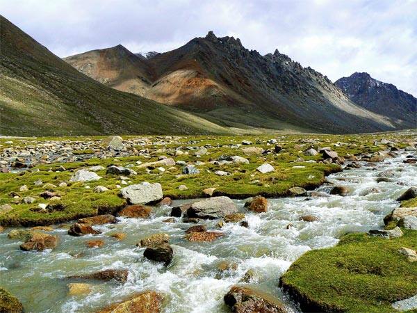 अस्कोट में सड़क मार्ग खत्म हो जाता है. यहां घूमने के लिए सबसे अच्छा ऑप्शन पैदल यात्रा का ही है. इसमें आपको इलाके का हर पहलू एक्सप्लोर करने के साथ साथ तमाम अच्छे व्यू प्वॉइंट देखने को मिलेंगे.