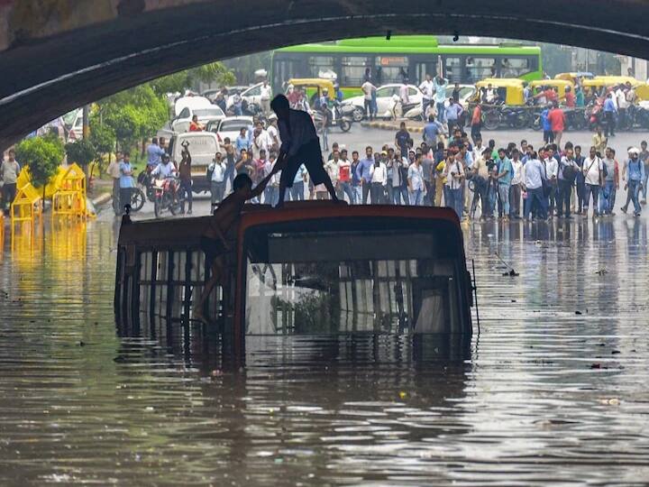 Delhi Monsoon: With the onset of monsoon, the list of waterlogged places in Delhi released by PWD Delhi Monsoon: मानसून की दस्तक के साथ जारी हुई जलभराव वाली जगहों की लिस्ट, फ्लड कंट्रोल ऑर्डर भी आया