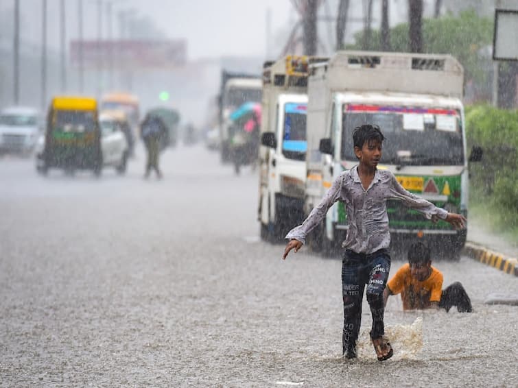 Delhi Rains news Heavy rains in many places in Delhi Delhi Rains : दिल्लीत अखेर पावसाचं आगमन, उष्णतेपासून नागरिकांना दिलासा, पंजाबसह हरियाणामधून मान्सून पुढे सरकला 