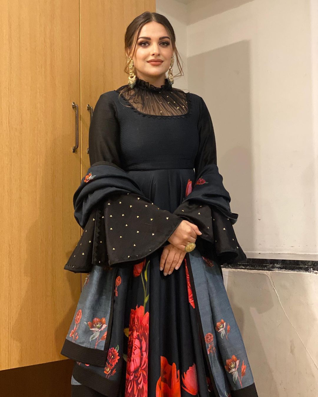 Punjabi Actress Himanshi Khurana Shared Pictures In Black Outfit ...