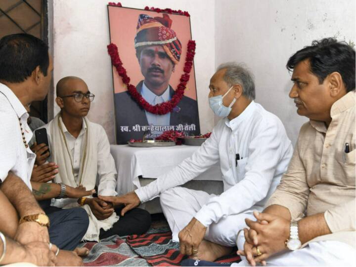 Udaipur Murder Case Highlight: कन्हैया लाल के परिजनों से की सीएम गहलोत ने मुलाकात, आरोपियों को न्यायिक हिरासत में भेजा गया Udaipur Murder Live Updates Tailor Kanhaiya Lal Social Media Posts Nupur Sharma Rajsthan News Ashok Gehlot Udaipur Murder Case Highlight: कन्हैया लाल के परिजनों से की सीएम गहलोत ने मुलाकात, आरोपियों को न्यायिक हिरासत में भेजा गया