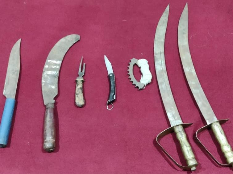 Belgaum police raided a gangster's house and seized deadly weapons Belgaum Crime : बेळगाव पोलिसांकडून गुंडांच्या घरावर धाडी टाकत घातक शस्त्रे जप्त