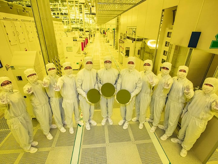 Samsung nears 3-nano chip mass production ahead of TSMC Samsung Outpaces TSMC, Starts Manufacturing 3-Nanometer Chips