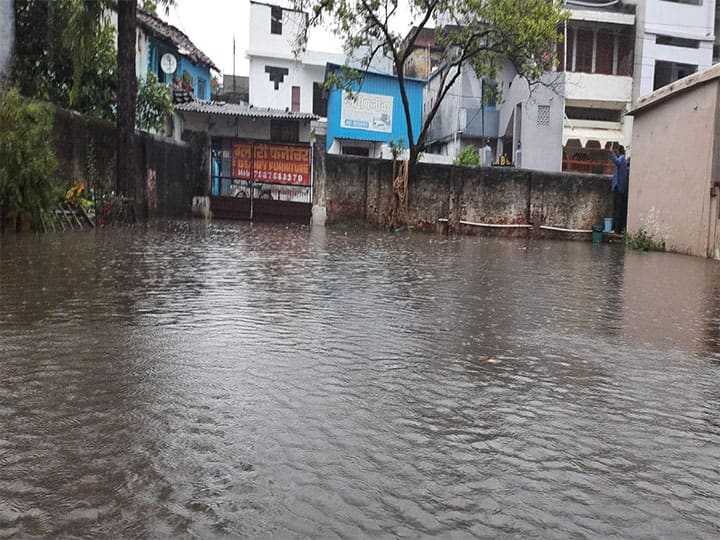 Rain in Jabalpur: जबलपुर में मानसून ने मचाया कोहराम, कुछ घंटे की बारिश में शहर बना तालाब Rain in Jabalpur: Monsoon created chaos in Jabalpur, city became a pond in few hours of rain ann Rain in Jabalpur: जबलपुर में मानसून ने मचाया कोहराम, कुछ घंटे की बारिश में शहर बना तालाब