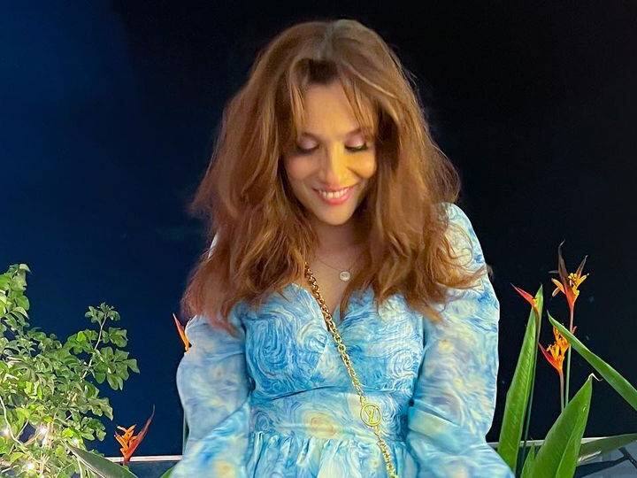 यामध्ये तीने ब्लू कलरचा शॉर्ट ड्रेस परिधान केलेला दिसत आहे. या लूकमध्ये अंकिता खूपच हॉट दिसत आहे.(photo:lokhandeankita/ig)