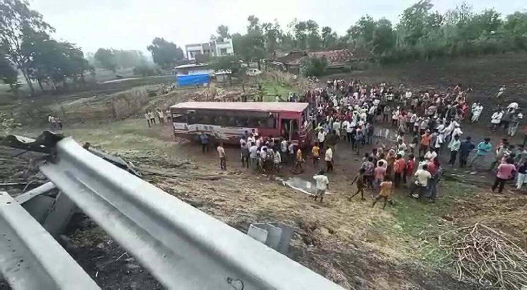 Dahod ST bus accident : 25 passengers injured in ST bus accident Dahod : સ્ટિયરિંગ પરથી કાબુ ગુમાવતા મુસાફરો ભરેલી ST બસ ખાડામાં ખાબકી, થઈ ગઈ ચીસાચીસ