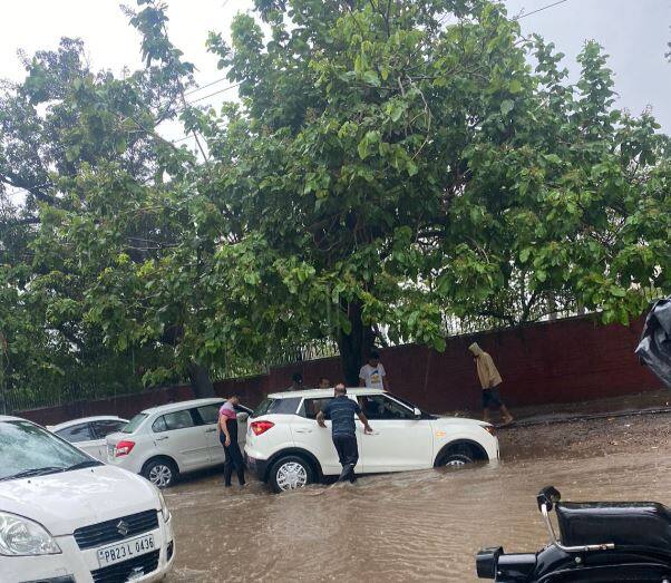 ਦਿੱਲੀ-ਐਨਸੀਆਰ ਵਿੱਚ ਅੱਜ ਸਵੇਰੇ ਮੀਂਹ ਦੇ ਨਾਲ ਤੇਜ਼ ਹਵਾਵਾਂ ਚੱਲੀਆਂ। ਇਸ ਕਾਰਨ ਮੌਸਮ ਵਿੱਚ ਠੰਢਕ ਮਹਿਸੂਸ ਕੀਤੀ ਜਾ ਰਹੀ ਹੈ। ਮੌਸਮ ਵਿਭਾਗ (IMD) ਨੇ ਅਗਲੇ ਕਈ ਦਿਨਾਂ ਤੱਕ ਦਿੱਲੀ ਵਿੱਚ ਮੀਂਹ ਦੀ ਭਵਿੱਖਬਾਣੀ ਕੀਤੀ ਹੈ। 1 ਜੁਲਾਈ ਨੂੰ ਆਸਮਾਨ 'ਚ ਬੱਦਲ ਛਾਏ ਰਹਿਣਗੇ, ਜਦਕਿ ਥੋੜਾ ਜਿਹਾ ਮੀਂਹ ਪਵੇਗਾ। 4 ਜੁਲਾਈ ਨੂੰ ਭਾਰੀ ਮੀਂਹ ਦੇ ਨਾਲ-ਨਾਲ ਤੂਫ਼ਾਨ ਦੀ ਵੀ ਭਵਿੱਖਬਾਣੀ ਕੀਤੀ ਗਈ ਹੈ।