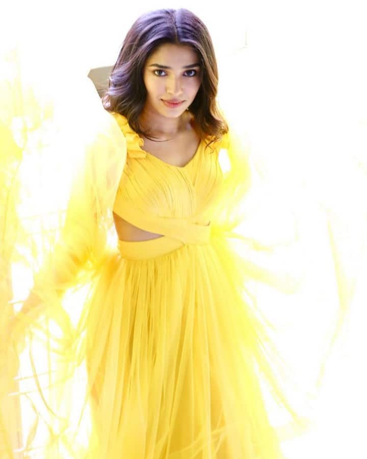 దీంతో పాటు సుధీర్ బాబు నటిస్తోన్న 'ఆ అమ్మాయి గురించి మీకు చెప్పాలి', నితిన్ హీరోగా చేస్తోన్న 'మాచర్ల నియోజకవర్గం' సినిమాల్లో నటిస్తోంది. (Photo Courtesy: Krithi Shetty Instagram)