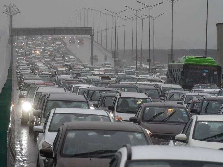 Delhi Rain Vehicles stuck in a heavy traffic jam on the NH 24 amid monsoon rains and Severe waterlogging Delhi Rain: दिल्ली में झमाझम बारिश से गर्मी से मिली राहत, कई जगह सड़कों पर पानी भरने से लगा जाम