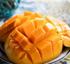 Parenting Tips: बच्चे को आम खिलाने की सही उम्र क्या है, फायदे भी जानिए