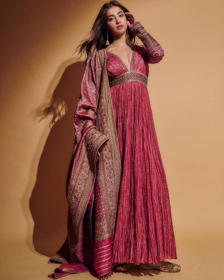 दिग्दर्शक रोहित शेट्टीच्या  सर्कस चित्रपटामध्ये पूजा ही  रणवीर सिंहसोबत काम करणार आहे. (Pooja Hegde/instagram)