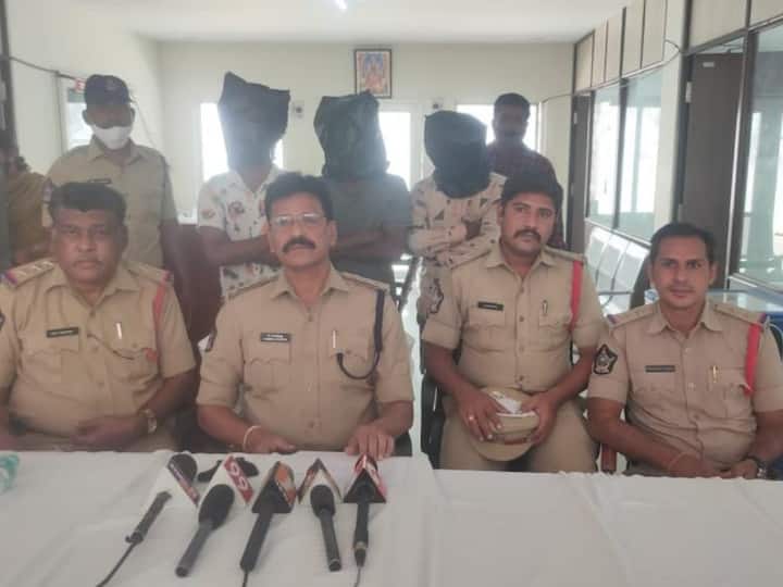 Tirupati SP has suspended One CI , three SCs for allegedly looting property worth Rs 20 lakh. Tirupati Police Thiefs :  దోపిడీ చేసిన పోలీసులు - సీఐ, ముగ్గురు ఎస్సైలపై వేటు ! వీళ్లనేమనాలి ?