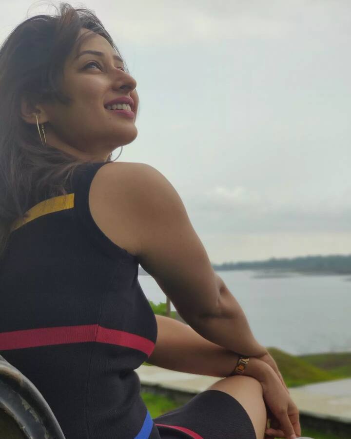 आपल्या निखळ सौंदर्याने आणि दिलखुलास हास्याने लाखो मराठी रसिकांच्या हृदयावर राज्य करणाऱ्या प्रियाने आपले ग्लॅमरस लूकमधील काही फोटो इन्स्टाग्रामवर शेअर केले आहेत.