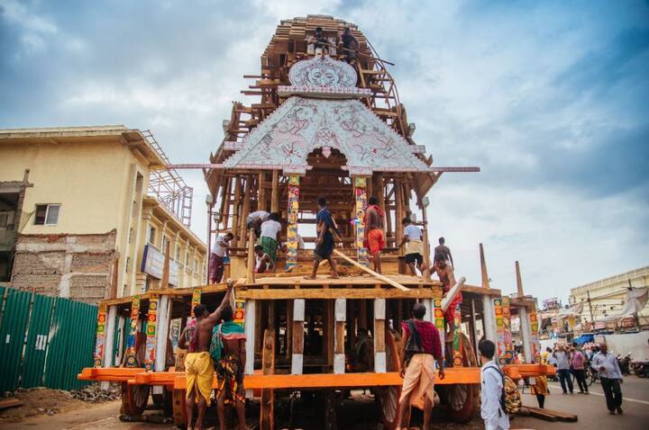 বিশ্বখ্যাত জগন্নাথ রথযাত্রা উপলক্ষে আবারও সেজে উঠছে ওড়িশা। আষাঢ় মাসের শুক্লপক্ষের দ্বিতীয় দিনে পুরীতে অনুষ্ঠিত হয় রথযাত্রা। এই সময়ে ভগবান জগন্নাথ তাঁর ভাই বলভদ্র ও বোন সুভদ্রার সাথে তিনটি রথে চড়েন।
