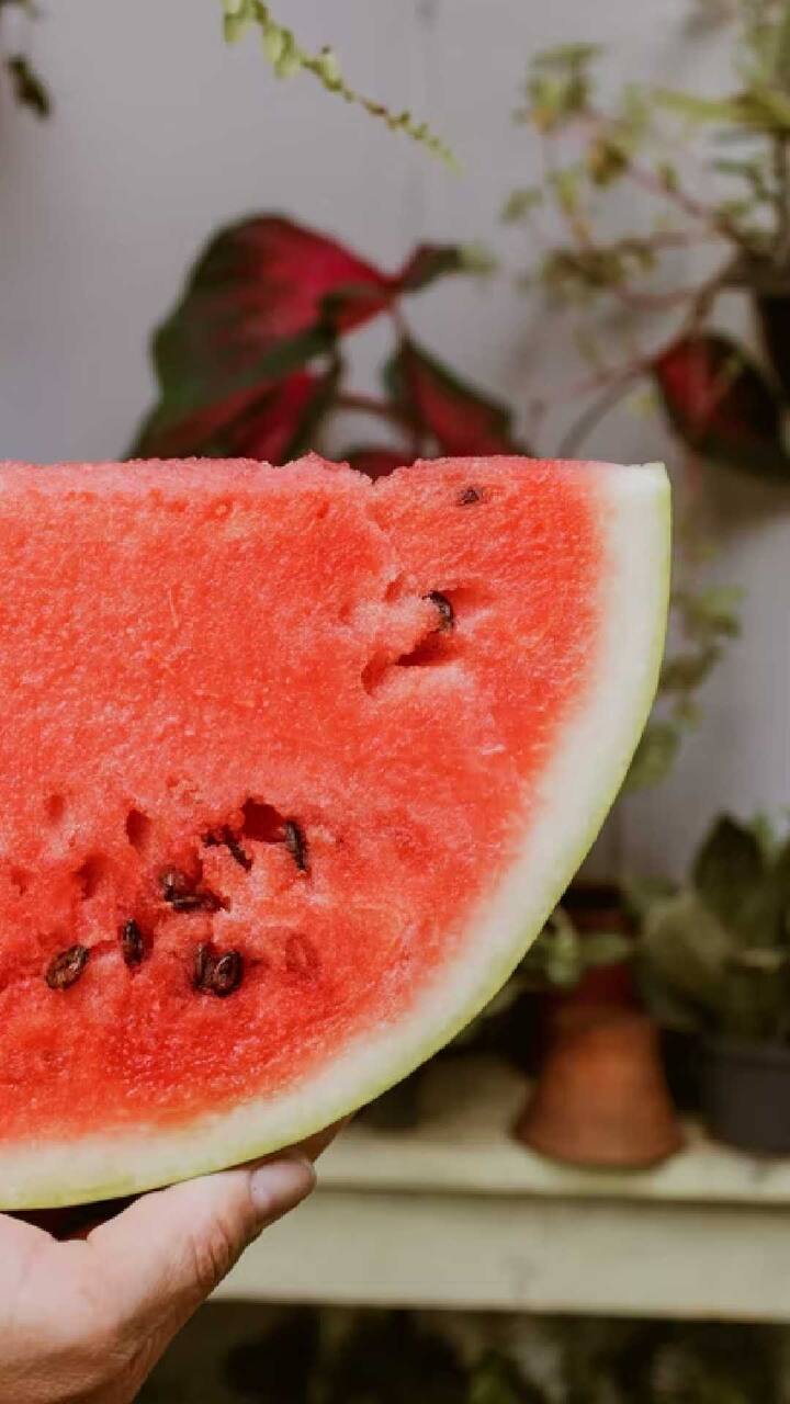 कलिंगड हे सर्वात पाणीदार फळ आहे. उन्हाळ्यात कलिंगडापेक्षा चांगले फळ नाही, पण पावसात कलिंगड खाणे टाळावे.