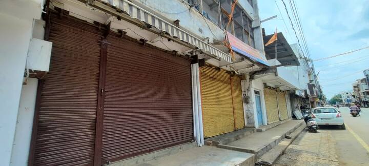 राजस्थान के उदयपुर में दर्जी कन्हैया लाल की हत्या के विरोध में बस्तर के भी सामाजिक संगठनों और राजनीतिक दलों के साथ बजरंग दल और विश्व हिंदू परिषद के लोगों में काफी आक्रोश देखने को मिल रहा है. सभी दलों ने बुधवार शाम को बस्तर पुलिस को ज्ञापन देकर 30 जून को बस्तर बंद का आह्वान किया था.