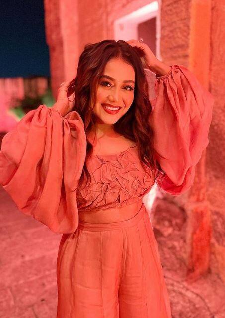 ਕਿਊਟ ਅੰਦਾਜ਼ ਨਾਲ ਲੱਖਾਂ ਦਿਲਾਂ ਨੂੰ ਕ੍ਰੇਜ਼ੀ ਕਰਦੀ ਹੈ ਨੇਹਾ ਕੱਕੜ