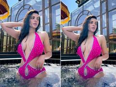 Shama Sikander Photos: पिंक मोनोकिनी में शमा सिकंदर ने पानी में लगाई आग, किलर अदाओं से बढ़ाया इंटरनेट का तापमान