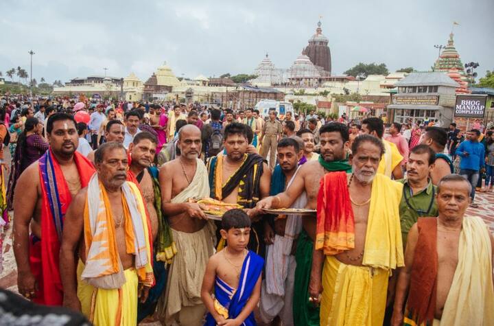 রথযাত্রার যে প্রথা সকলকে মুগ্ধ করে তা হল, ঈশ্বর এই সময়ে ১৪ দিন নির্জনে থাকেন। আসলে এই সময় সব মন্দির বন্ধ থাকে। কথিত আছে, জ্যৈষ্ঠ পূর্ণিমা উপলক্ষে জগন্নাথ, বলভদ্র এবং সুভদ্রাকে ১০৮ পাত্র জল দিয়ে স্নান করানো হয়েছিল। এই অনুষ্ঠানকে বলা হয় সহস্ত্রধারা স্নান। কিন্তু পরে এই স্নানের কারণে তাঁরা অসুস্থ হয়ে পড়েন এবং ভেষজ দিয়ে চিকিৎসা করা হয়। তাই এই নির্জনতার আচার। ১৫ তম দিনে জগন্নাথ, বলভদ্র এবং সুভদ্রা দর্শন দেন।
