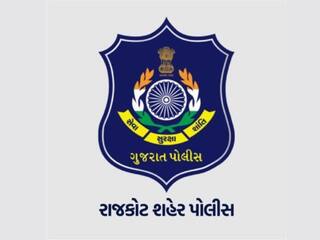 RAJKOT : લારી પર ધમાલ અને મારામારી કરનાર પોલીસકર્મીની જિલ્લા બહાર બદલી