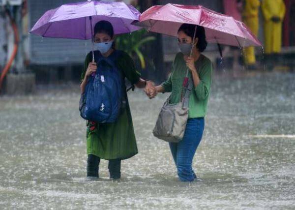 Monsoon : ਪੰਜਾਬ 'ਤੇ ਚੰਡੀਗੜ੍ਹ ਵਾਸੀਆਂ ਨੂੰ ਅੱਜ ਗਰਮੀ ਤੋਂ ਥੋੜੀ ਰਾਹਤ ਮਿਲੀ ਹੈ। ਪਿਛਲੇ ਦਿਨਾਂ ਤੋਂ ਪੈ ਰਹੀ ਅੱਤ ਦੀ ਗਰਮੀ ਸਹਿਣ ਤੋਂ ਬਾਅਦ ਅੱਜ ਸਵੇਰੇ ਭਾਰੀ ਬਾਰਸ਼ ਨਾਲ ਲੋਕਾਂ ਨੂੰ ਕੁਝ ਰਾਹਤ ਮਿਲੀ ਹੈ। ਚੰਡੀਗੜ੍ਹ ਦੇ ਆਸ-ਪਾਸ ਇਲਾਕਿਆਂ 'ਚ ਭਾਰੀ ਬਾਰਸ਼ ਹੋ ਰਹੀ ਹੈ, ਜਿਸ ਨਾਲ ਤਾਪਮਾਨ 'ਚ ਗਿਰਾਵਟ ਆਈ ਹੈ। ਅੱਜ ਸਵੇਰੇ ਤੋਂ ਹੀ ਅਸਮਾਨ 'ਚ ਕਾਲੇ ਬੱਦਲ ਛਾਏ ਹੋਏ ਸੀ ਤੇ ਤੇਜ਼ ਹਵਾ ਚੱਲ ਰਹੀ ਸੀ।