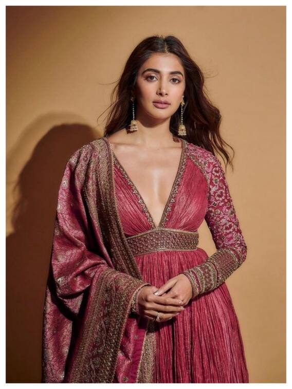 అనార్కలి డ్రెస్ లో బుట్టబొమ్మ అందాలు